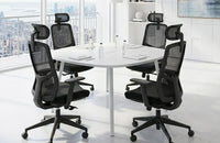 Cuatro sillas de oficina ergonómicas con reposacabezas y respaldo de malla negra