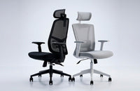 Dos modelos de sillas de oficina ergonómicas de NIHM Workplace con reposacabezas, una en color negro y otra en gris claro.