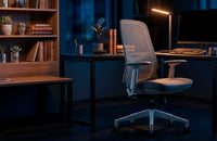 Silla de oficina ergonómica gris con estructura blanca en despacho